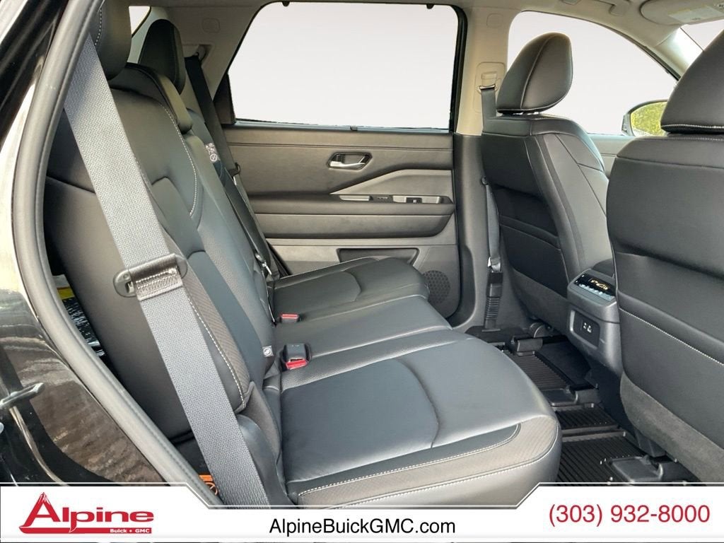 2025 Nissan Pathfinder SL