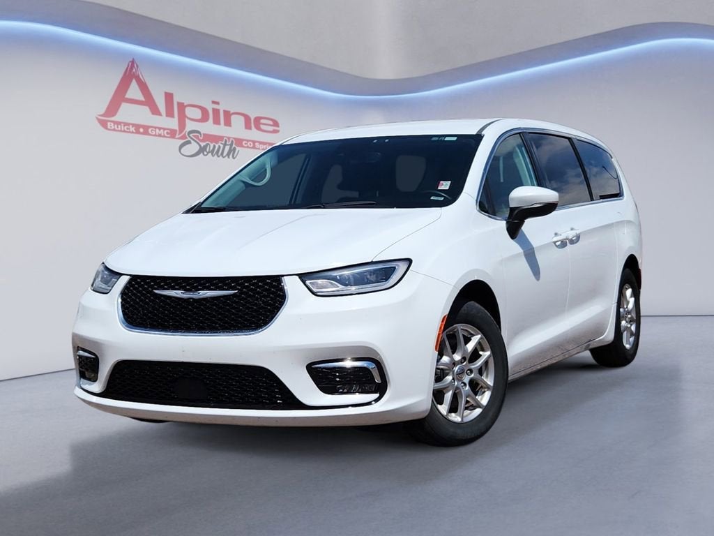 2023 Chrysler Pacifica Touring L's photo