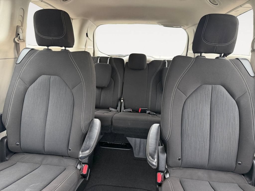 2022 Chrysler Voyager LX