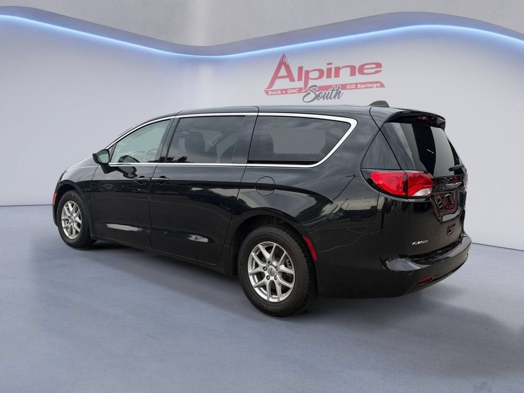 2022 Chrysler Voyager LX