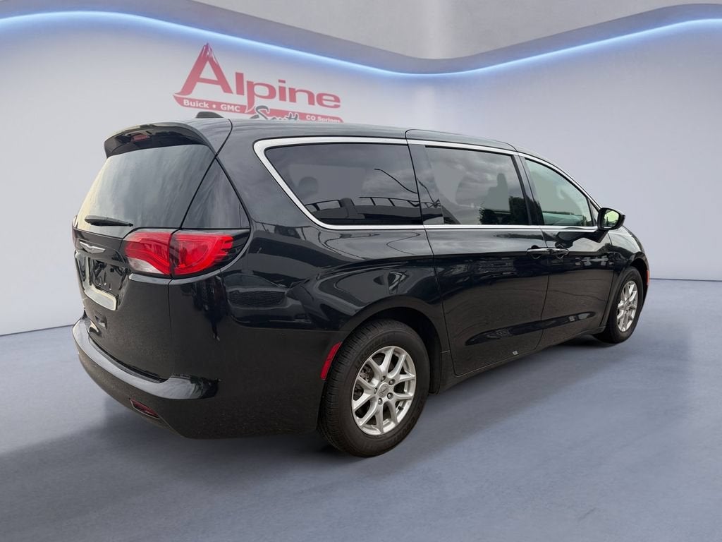 2022 Chrysler Voyager LX